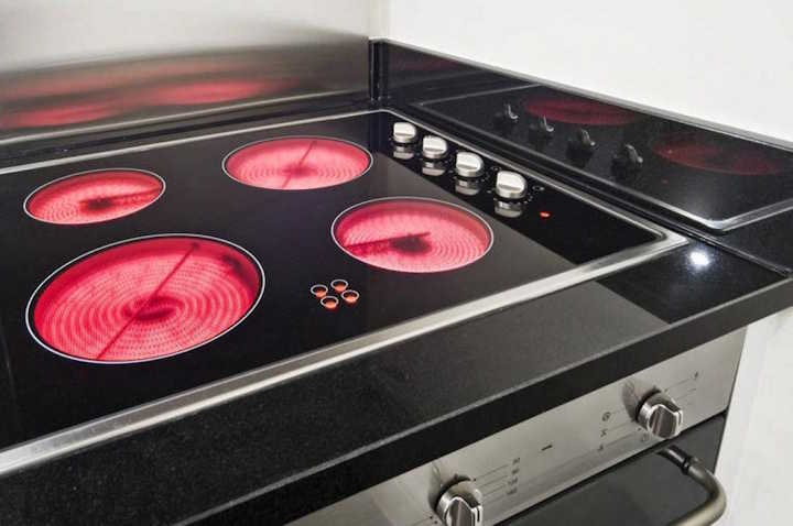 Técnico reparando vitrocerámica